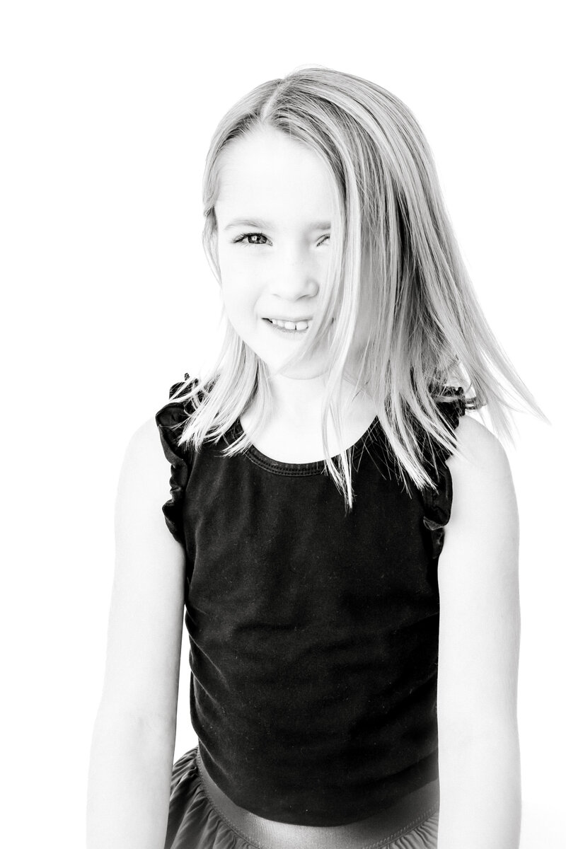 playful-childhood-portrait-blackandwhite-whiletheyarelittle-150