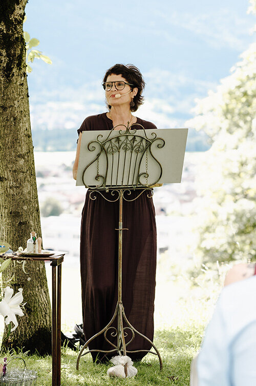 Ulrike Müller als Rednerin bei einer freien Trauung