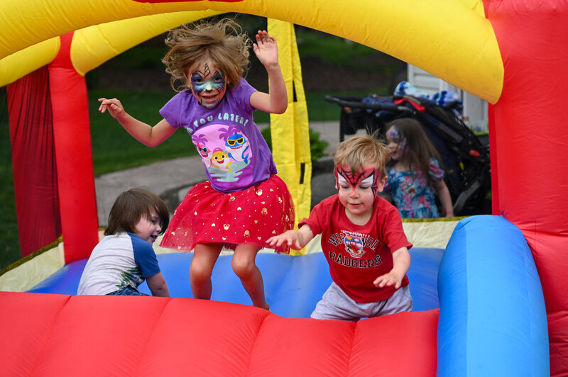 Bouncy-castle-moments-at-family-gathering