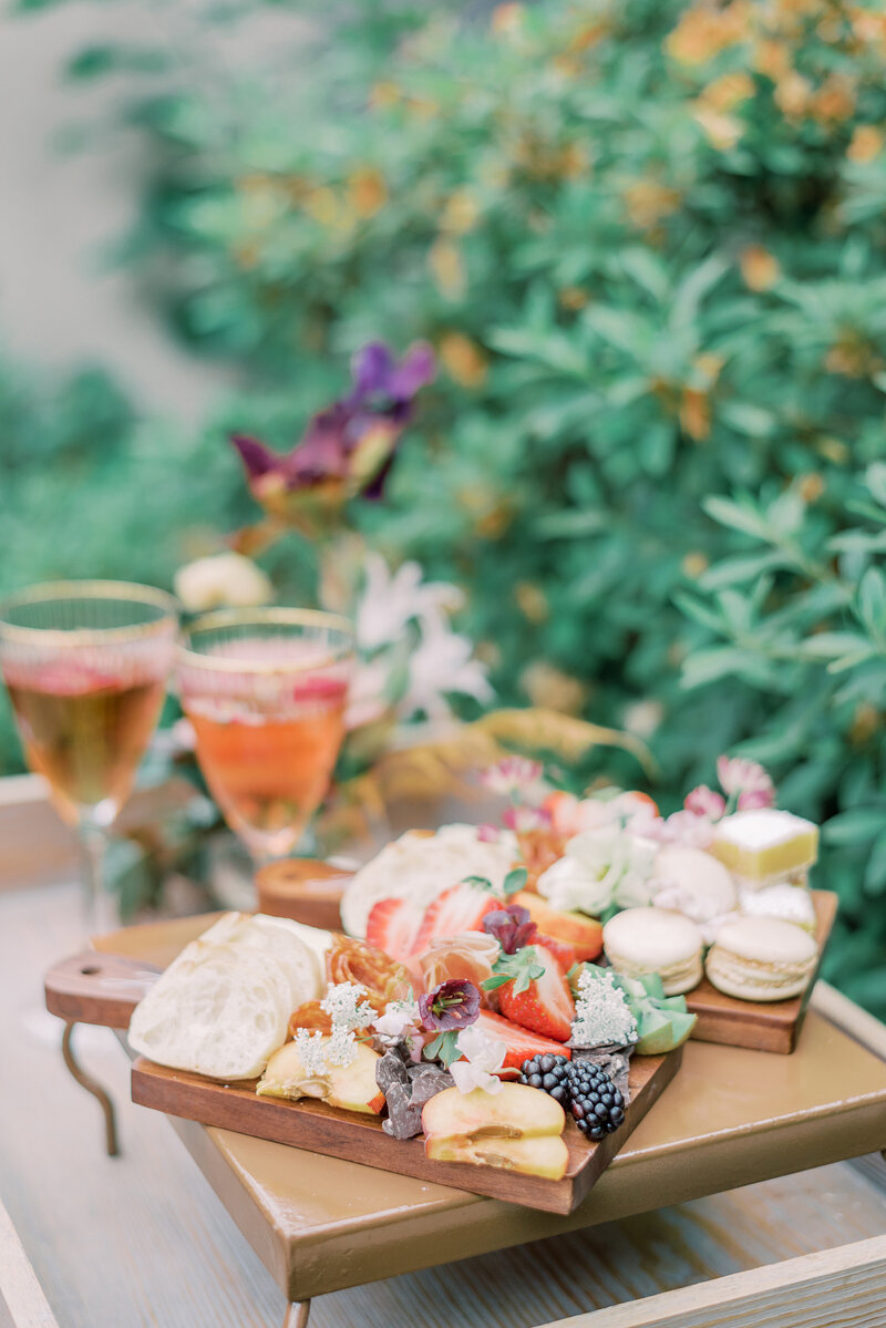 12-alisonbrynn-Radiant-LoveEvents-Maxwell-1-House-detail-appetizers-drinks-outdoors-romantic-elegant-timeless