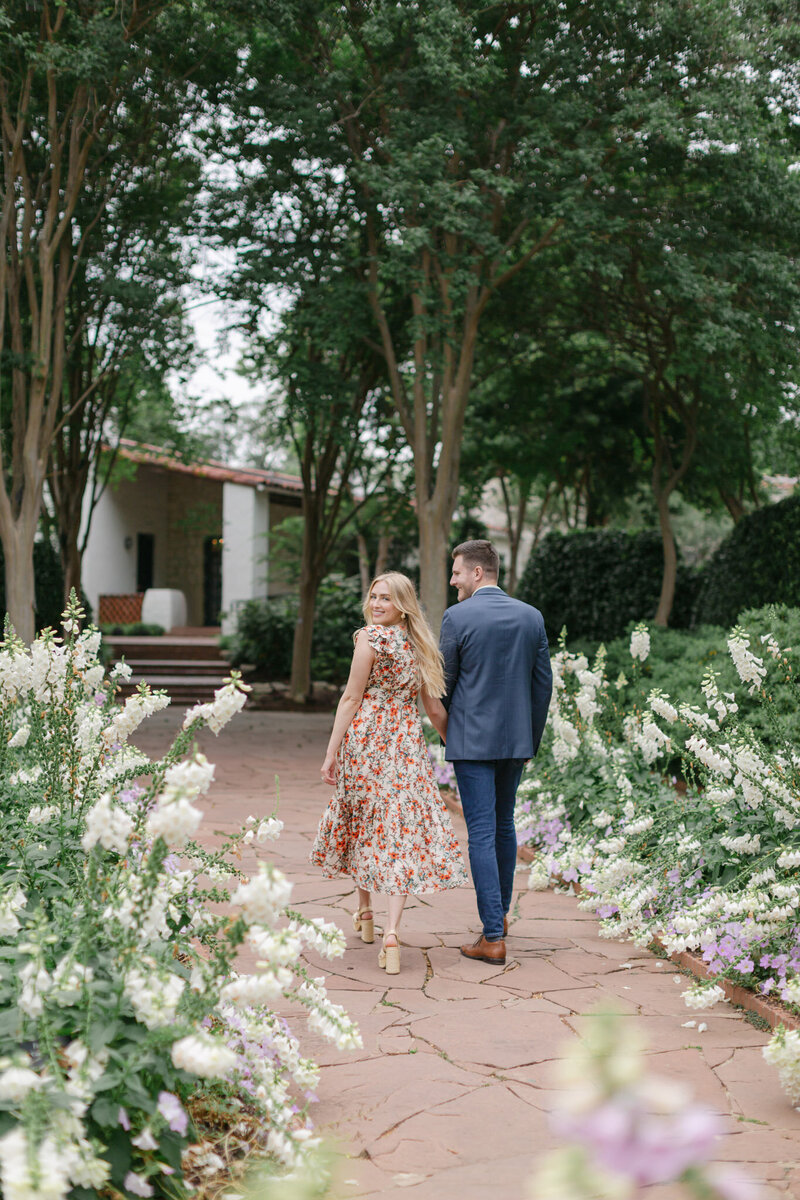 engagement photos at Dallas Arboretum