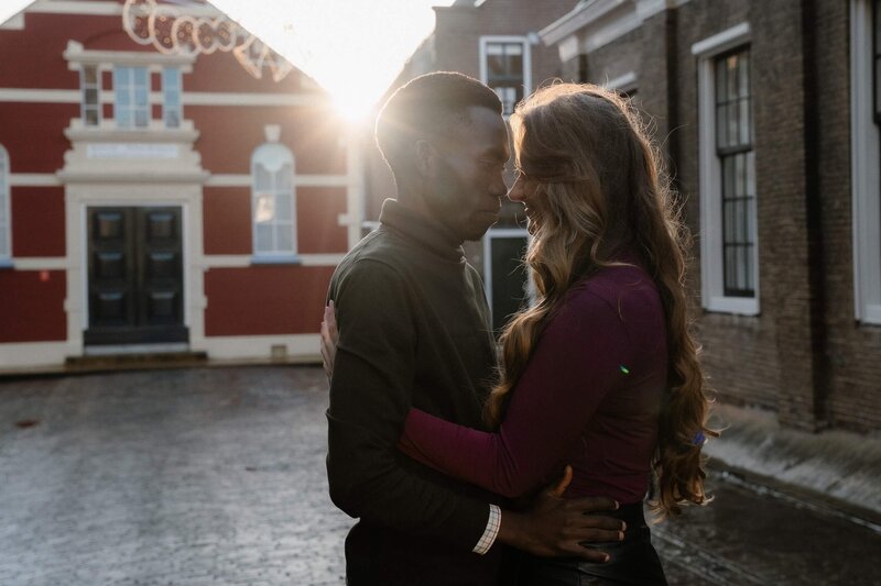 Koppel omhelst elkaar tijdens koppelshoot, gefotografeerd door fotograaf Julia de Groot