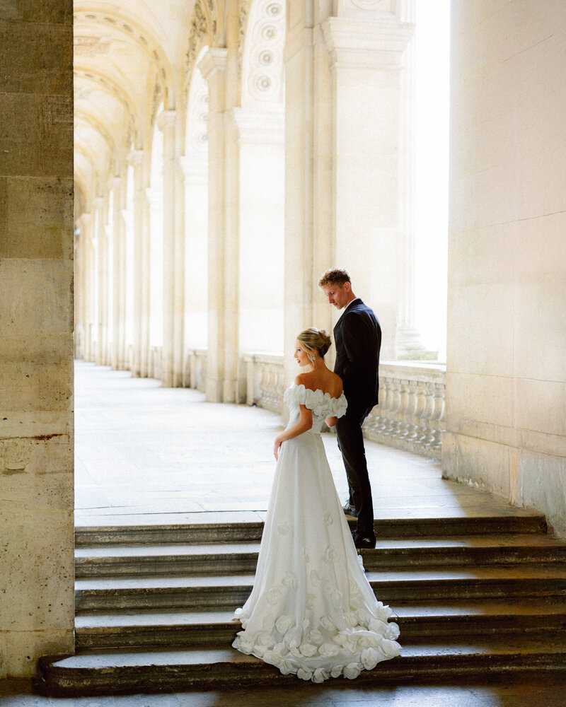 couple at the louvre