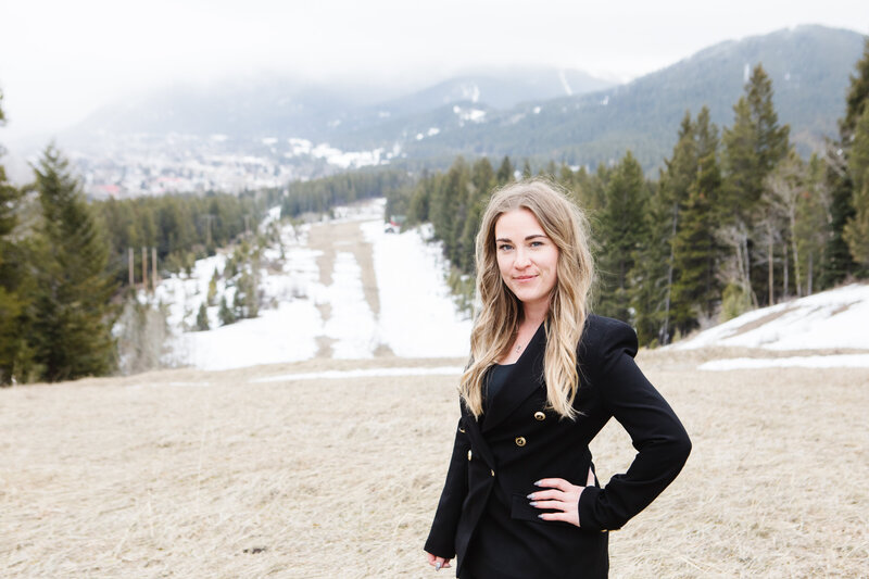Realtor Tamara with the picturesque mountains of Crowsnest Pass