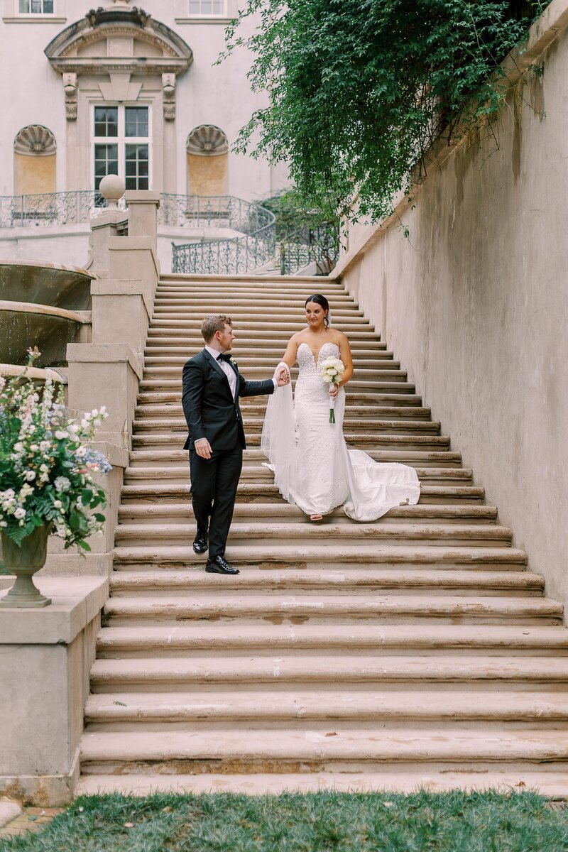 Couple gets married at the Swan House Atlanta History Center