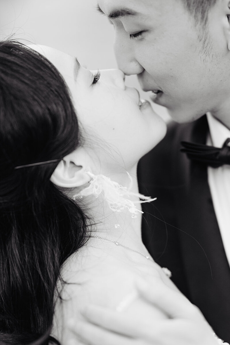 Morgane Ball Photographer pre wedding Paris photoshoot kiss