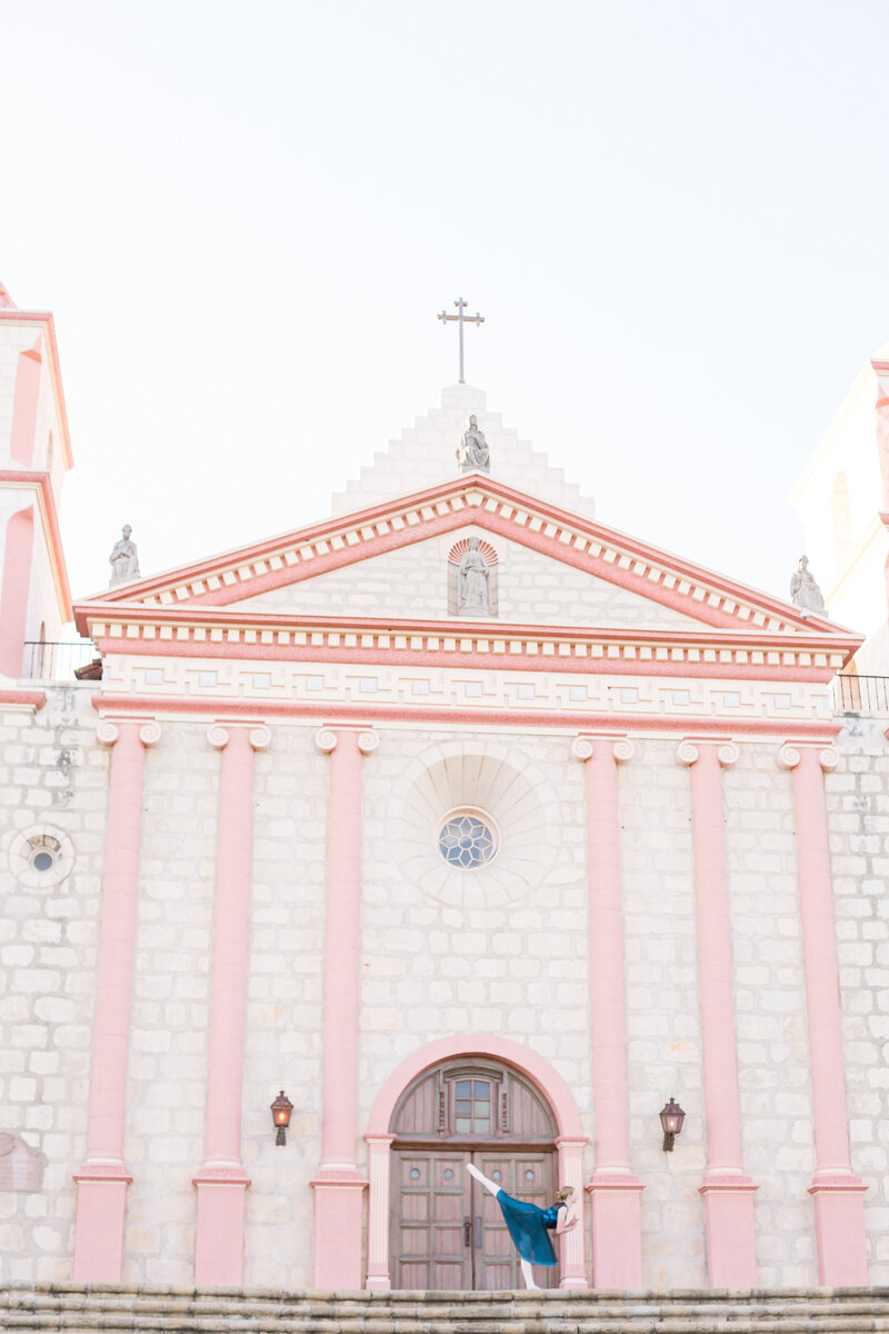 JanelleStephaniePhotography-OldSantaBarbaraMission-Amelia-BalletPortraits_29