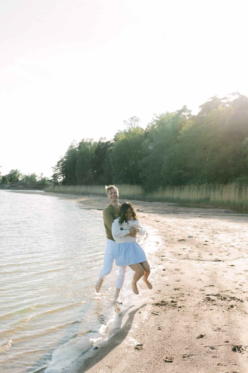 Couple on a beach on a photography session with photographer Hannika Gabrielsson