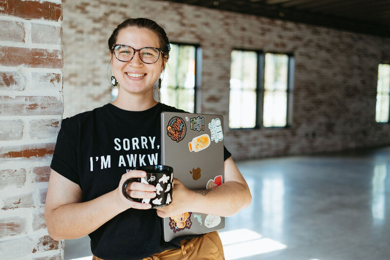 Mckayla, SEO behind the Comma Mama Co offering SEO project consulting to designers and copywriting