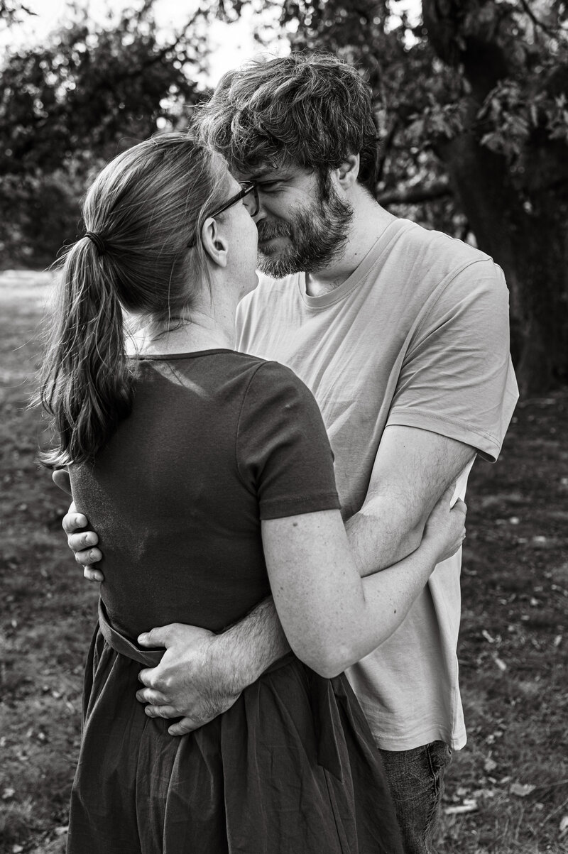 Koppel kijkt elkaar liefdevol aan tijdens loveshoot in Antwerpen