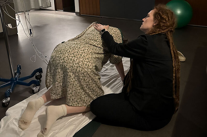 portland-birth-photographer-natalie-broders-at-a-hospital-birth-2024-4