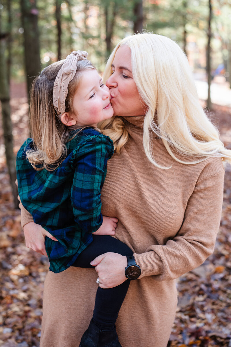 blue bell pennsylvania family photographer mom and daughter nature inspired photo session