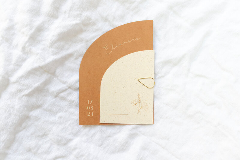 Uniek-halfrond-geboortekaartje-cognac-kleur-met-paperwise-label-14