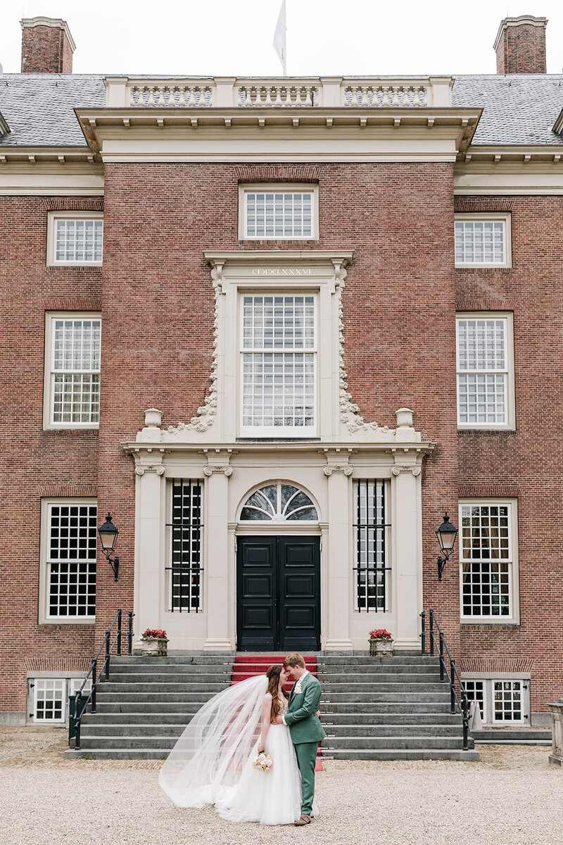 Bruid en bruidegom stralen tijdens hun fotoshoot bij Slot Zeist, verzorgd door een ervaren weddingplanner