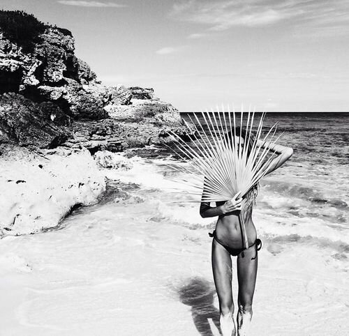 black-and-white-girl-at-beach-holding-fan