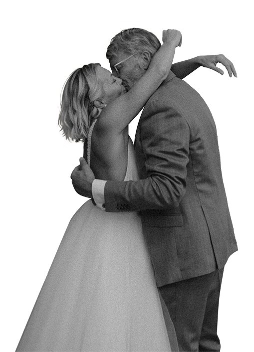 Mariés en train d'échanger un baiser. Photo en noir et blanc détourée.