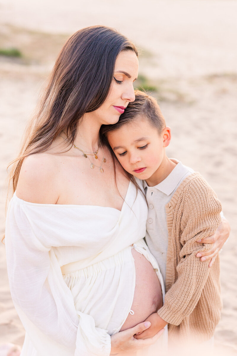 Zwangerschapsfotoshoot van moeder en zoon in de duinen