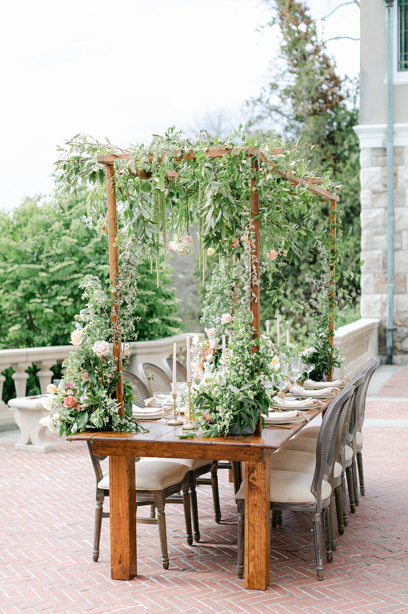 wedding-table-hanging-trellis