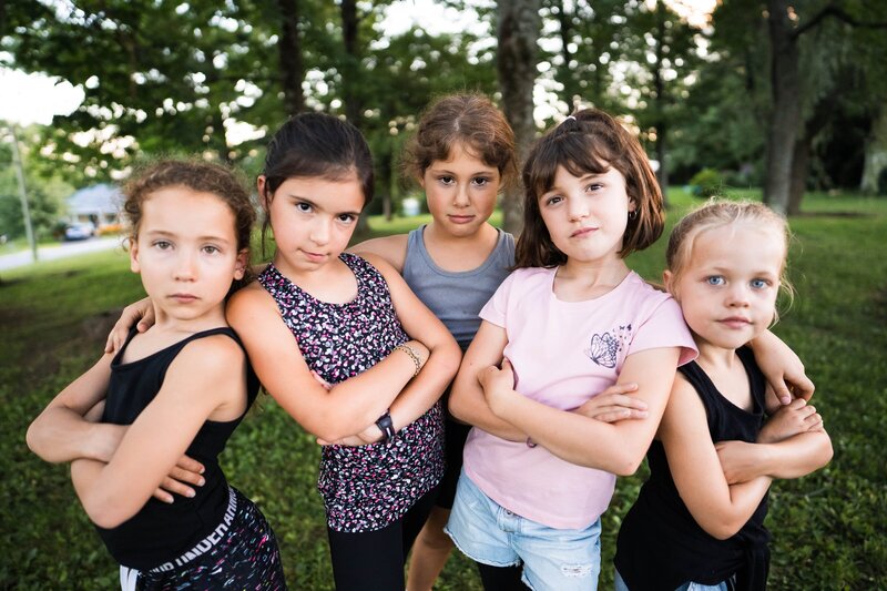 Groupe de jeunes filles qui  posent à l'extérieur