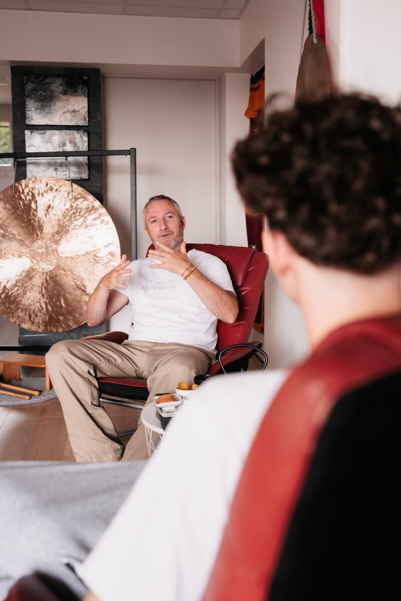 Echange en amont d'une séance de massage sonore