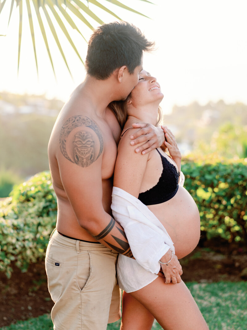 Couple Femme enceinte exterieur jardin couche soleil