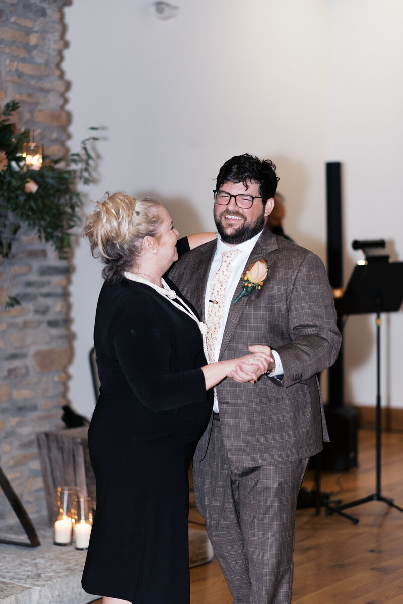 sarah-elizabeth-studio-ohio-wedding-photographer-the-landing-cummins-wedding-friday-first-dances-94