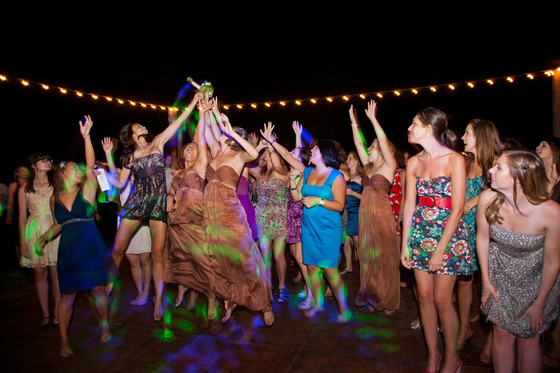 paso-robles-wedding-bouquet-toss-tayler-enerle00001