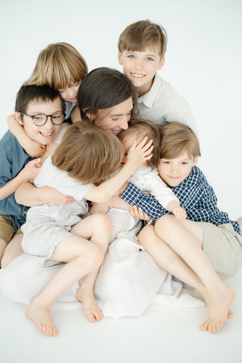 a-mother-is-holding-her-six-kids-close-in-a-sweet-hug-photo-by-nashville-family-photographer-dolly-delong-photography