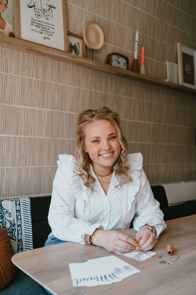 Marith zet kaartjes in elkaar voor de kant-en-klaar service