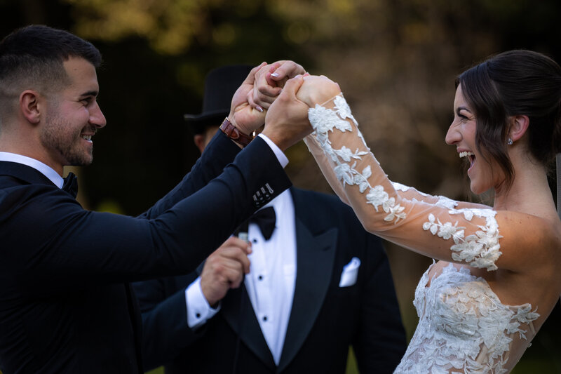 Célébration du couple de jeunes mariés lors de la cérémonie dans Lanaudière