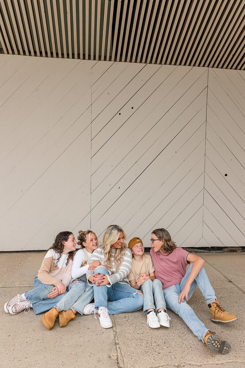 2024 krystal-moore-photography-moose-jaw-white-wall-family-session-20