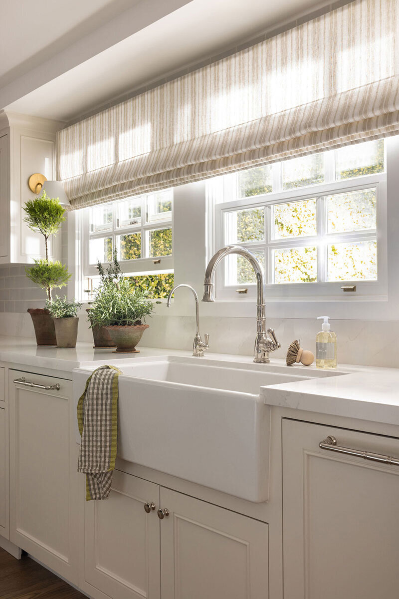Interior design with natural materials and a soft, English-inspired color palette
