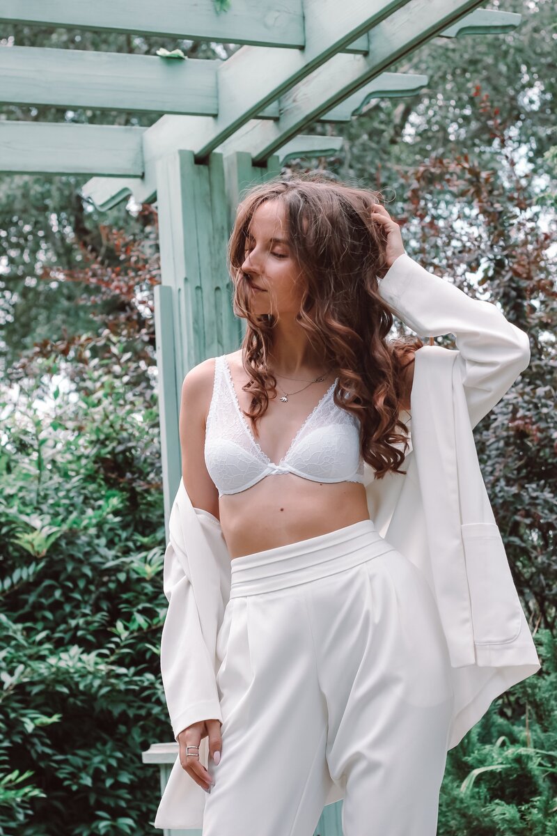 sensual-woman-patio-tantric-sex-coach-yanique-bell