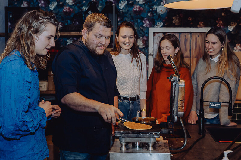 Dames volgen workshop siroopwafels bakken bij Berg's Bakery.