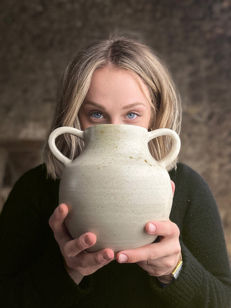 Manon fondatrice de Maison Marcorelle avec vase fabriquee dans son atelier de ceramique artisanale français