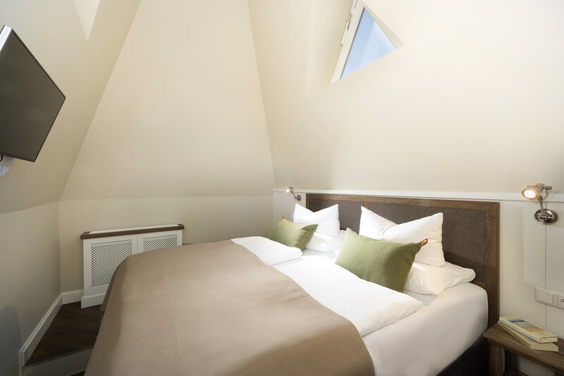 Schlafbereich der Turmsuite im LOEV Hotel.