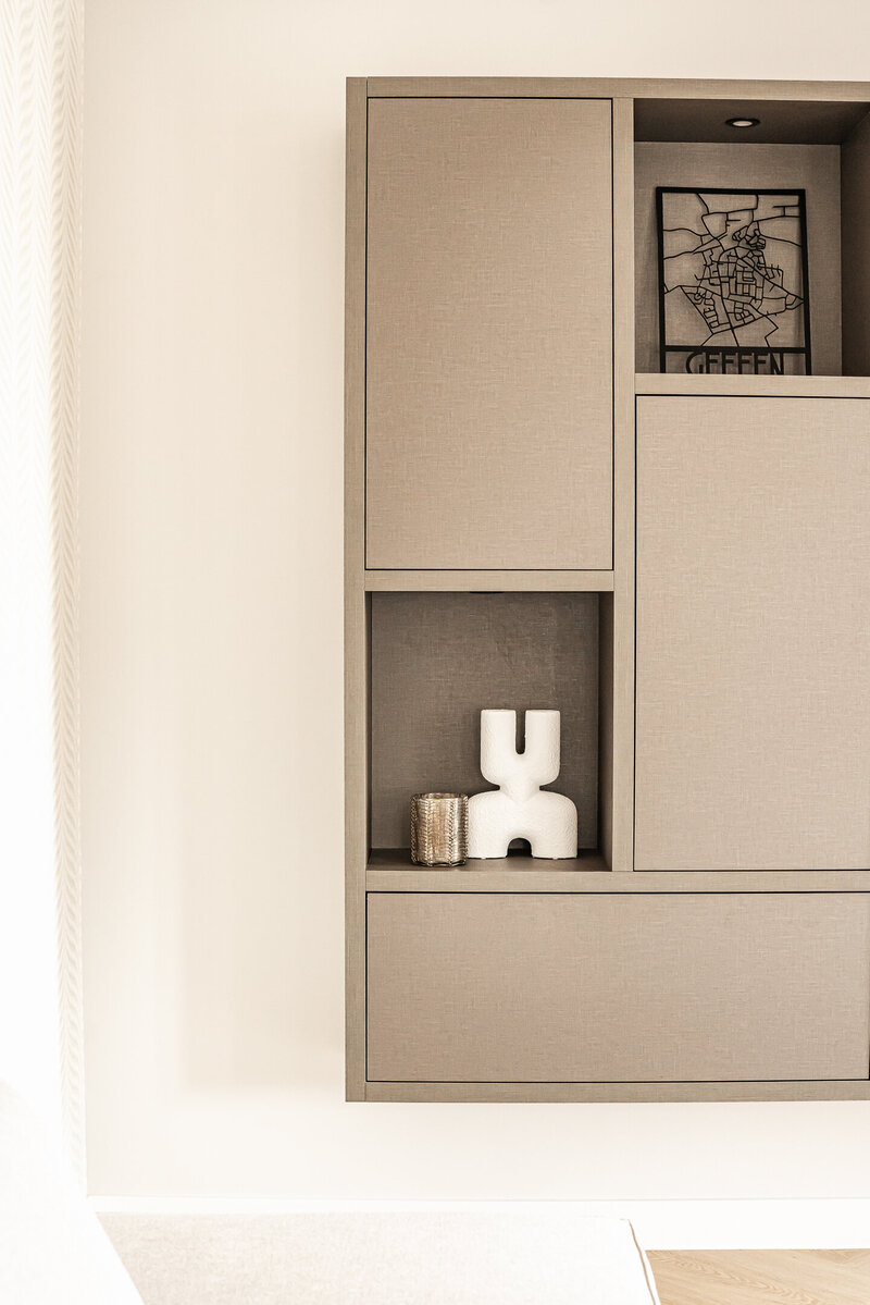 en op maat gemaakte kast, zorgvuldig ingericht met stijlvolle accessoires. Ontworpen door Chrissy Interiors om zowel functionaliteit als esthetiek te combineren in luxe interieurs.