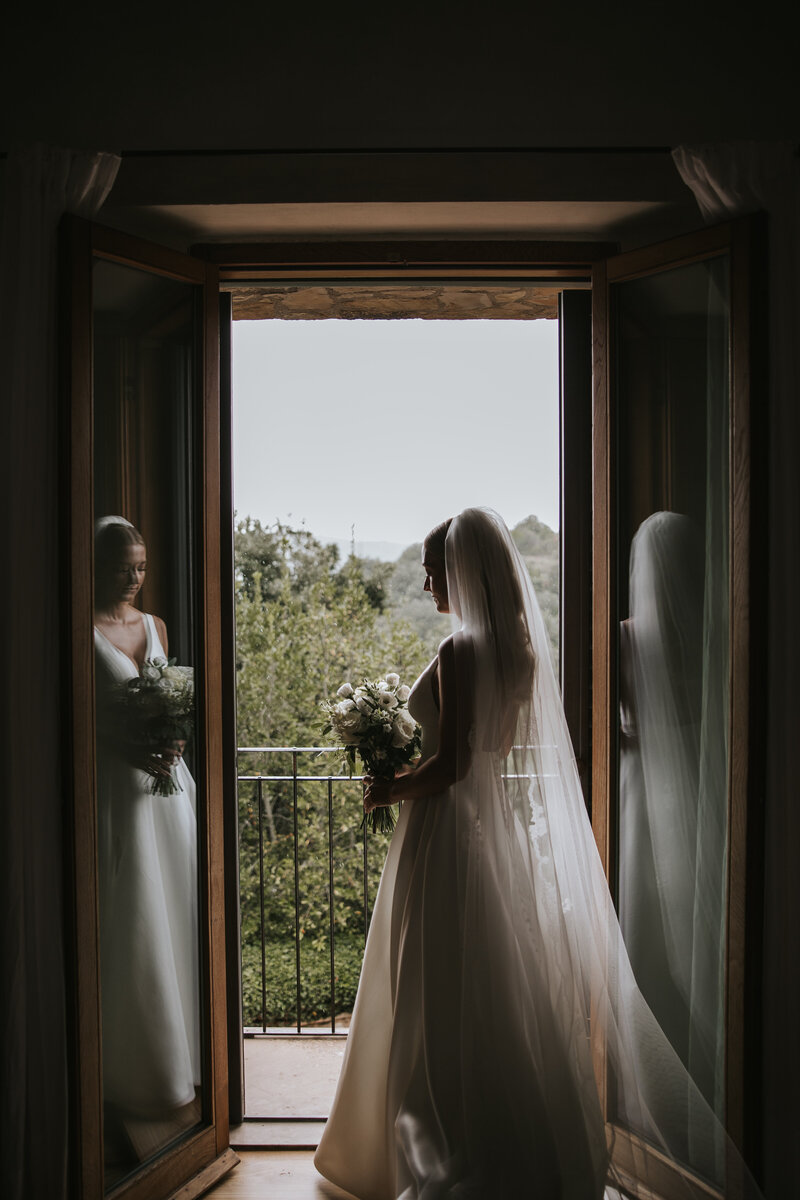 Romantic moments of couples in Tuscany and the Dolomites.