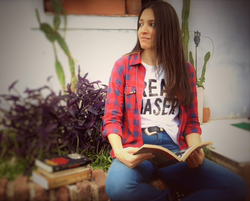 Foto-Julieta-Alegre-leyendo-un-libro-atipica