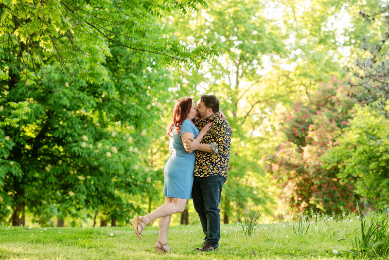 st-louis-mini-sessions-couple-standing-in-green-grass-field-at-forest-park