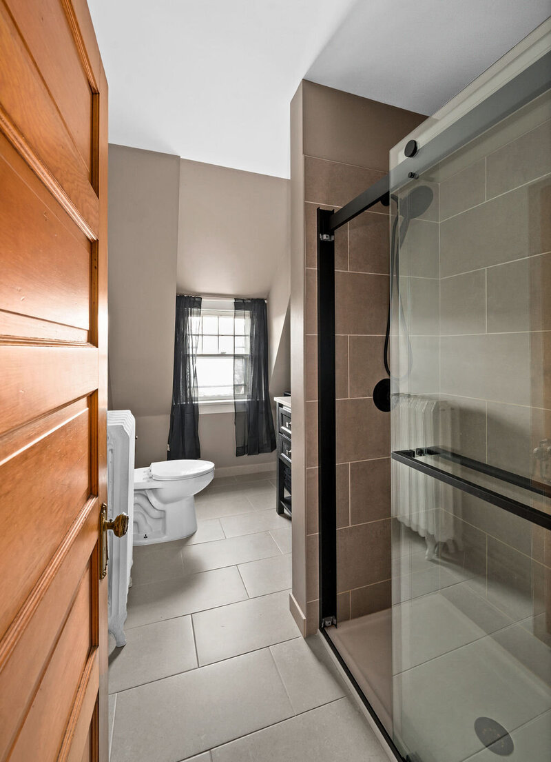 traditional-elegant-bathroom-02