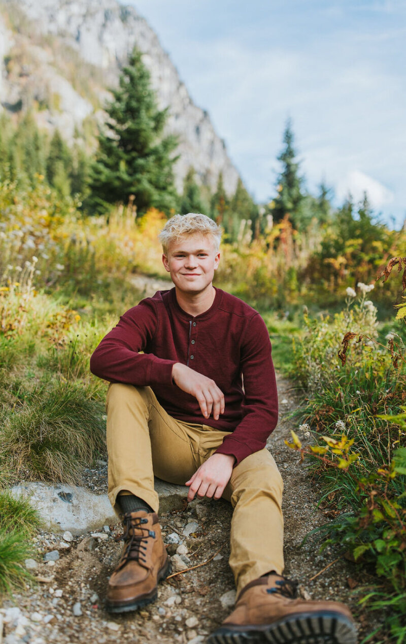 Casual outdoor session with Tri Cities senior photographer