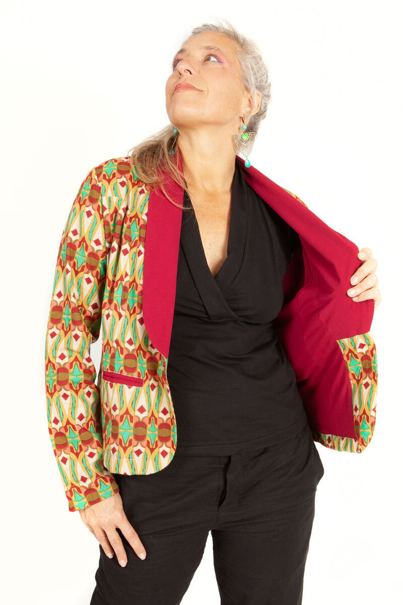 Vestes et manteaux aux imprimés colorés