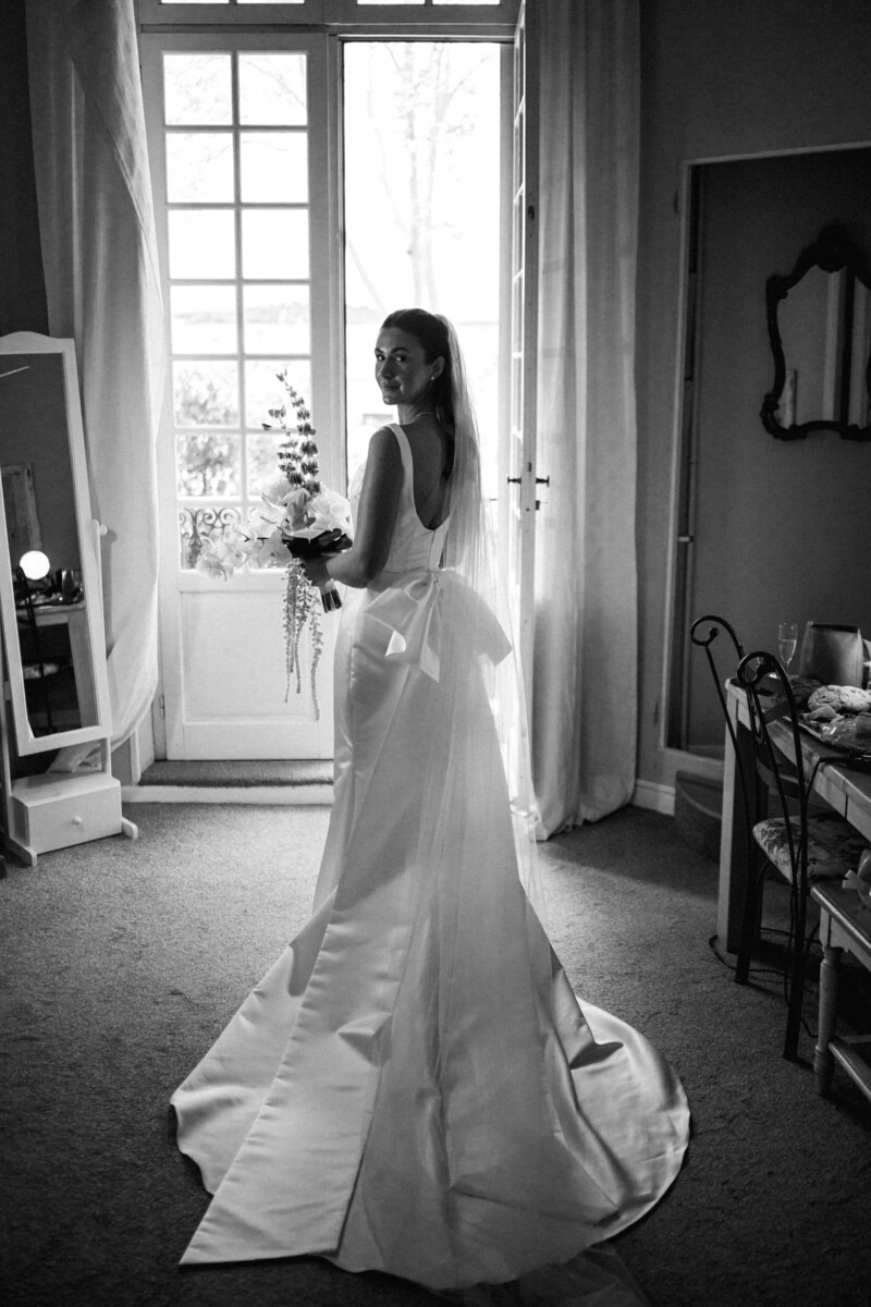 bride-with-bridesmaids-getting-ready-room-france7