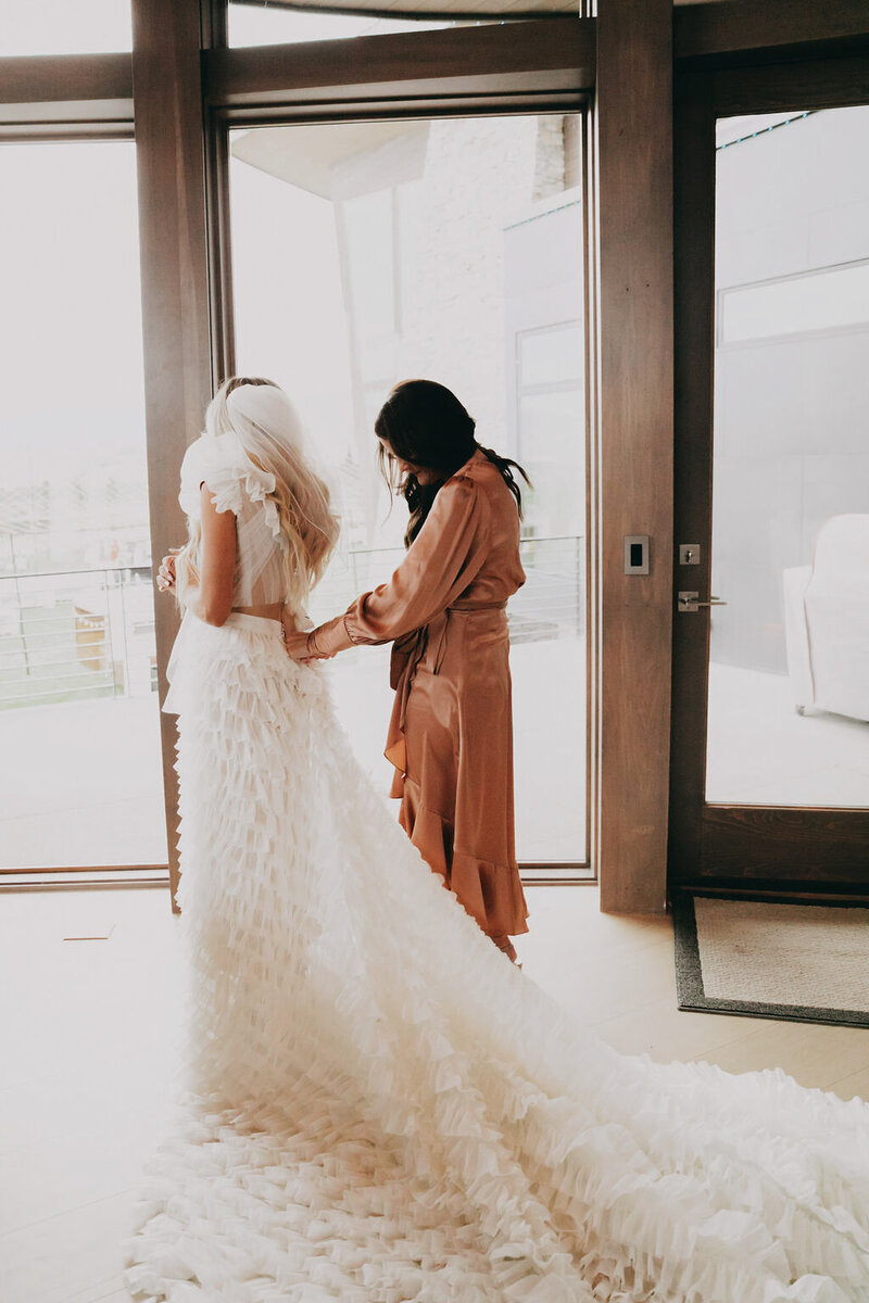 Bridesmaid-dress-inspiration-champagne-gold-utah-wedding-inspiration-4