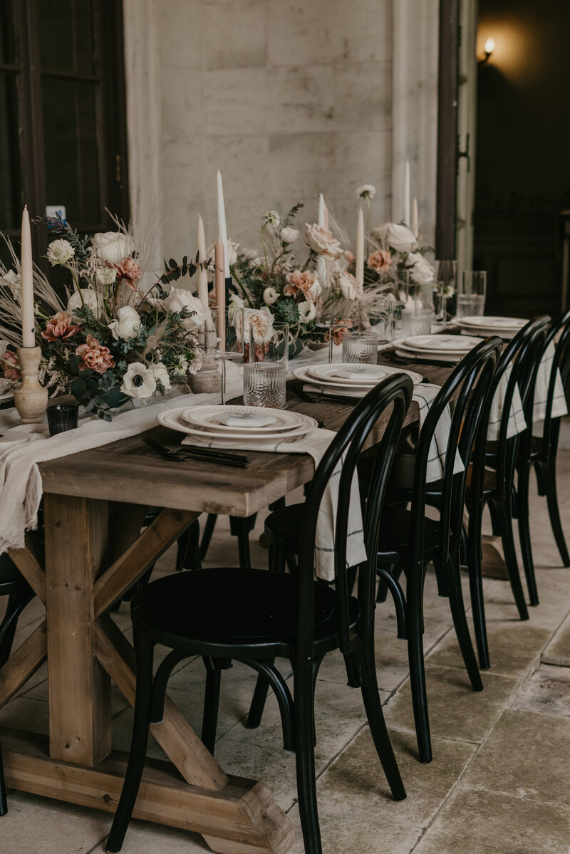 Luxurious wedding dinner table at Swannanoa Mansion.