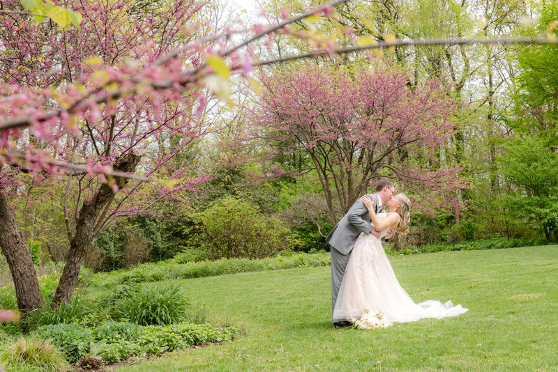 JandDstudio-kings-gap-carlisle-spring-wedding-photography-brideandgroom-kissing