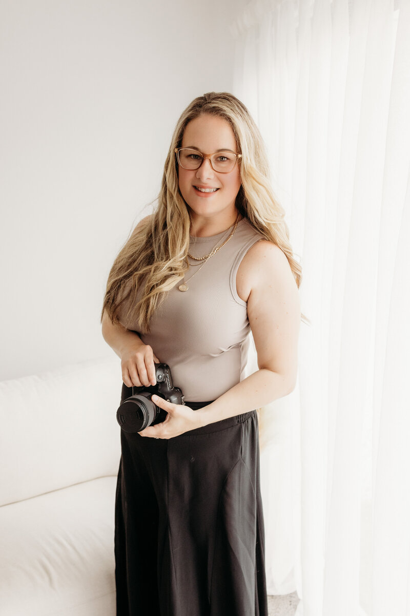 Auckland wedding, newborn, family and maternity photographer michelle kelly posing for a photograph