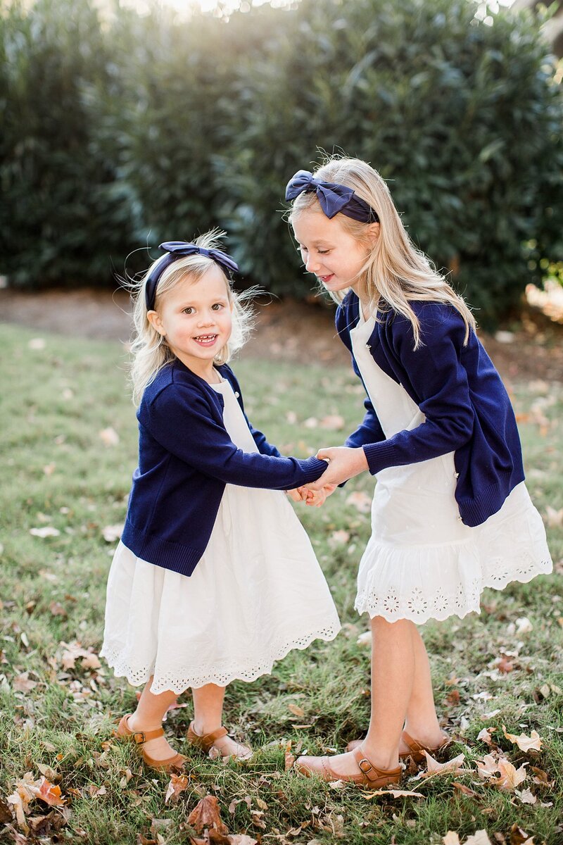 sisters holding hands by knoxville wedding photographer, amanda may photos