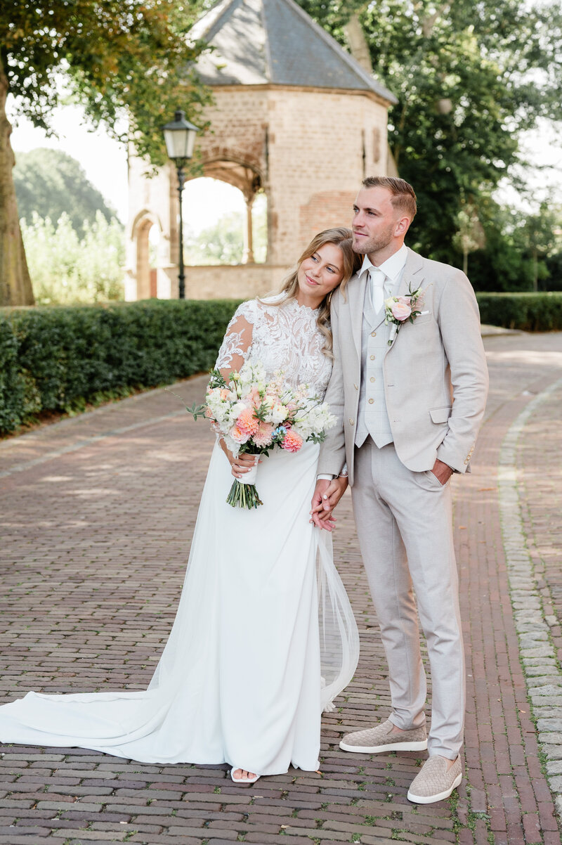Prachtig bruidspaar in het mooie en autenthieke stadje Veerle. Natuurlijke bruiloftsshoot door Monica Stout Fotografie in Dordrecht.